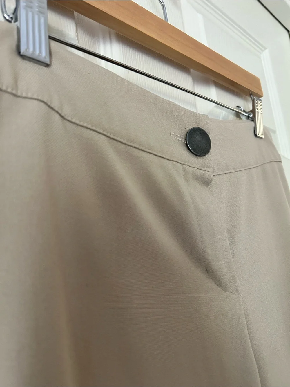 The Limited Stretch Khaki Tapered Pants - Women’s Size 6